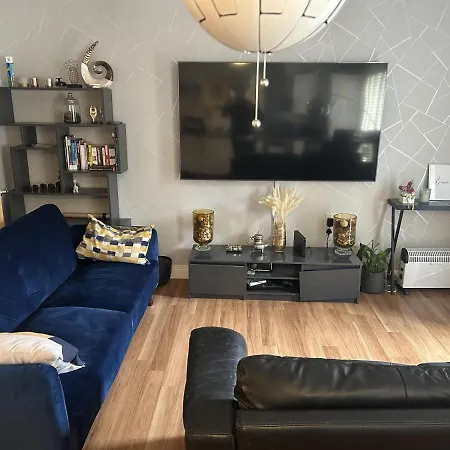 Immaculate 2-Bed Apartment In Romford